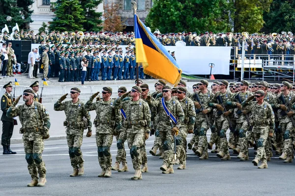 KYIV, UKRAINE - 22 AĞUSTOS 2021: Ukrayna silahlı kuvvetleri Kyiv 'deki Khreschatyk Caddesi' nde Bağımsızlık Günü dolayısıyla düzenlenen askeri geçit törenine katıldı 