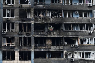 10 Ekim 2025 'te Ukrayna' nın başkenti Kyiv 'de Rus insansız hava aracı saldırısı sonucu bir apartman dairesi hasar gördü.