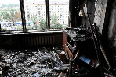 10 Ekim 2025 'te Ukrayna' nın başkenti Kyiv 'de meydana gelen Rus insansız hava aracı saldırısında hasar gören bir dairede yanmış enkaz kalıntıları bulundu.