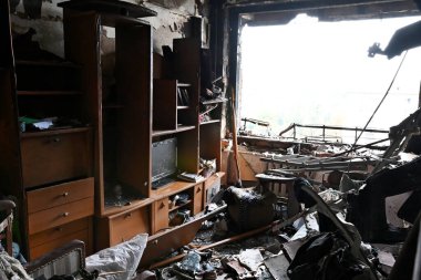 10 Ekim 2025 'te Ukrayna' nın başkenti Kyiv 'de meydana gelen Rus insansız hava aracı saldırısında hasar gören bir dairede yanmış enkaz kalıntıları bulundu.