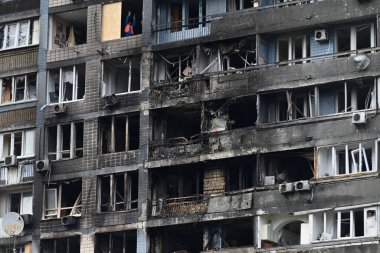 Yerel halk ve kurtarma ekipleri, 10 Ekim 2025 'te Ukrayna' nın başkenti Kyiv 'de meydana gelen Rus insansız hava aracı saldırısında hasar gören bir binada görüldü.