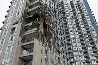 Rusya 'nın Ukrayna' nın Ukrayna 'nın başkenti Kyiv' de 25 Kasım 2025 'te gerçekleştirdiği saldırıda bir Rus İHA saldırısının vurduğu binada hasar meydana geldi.