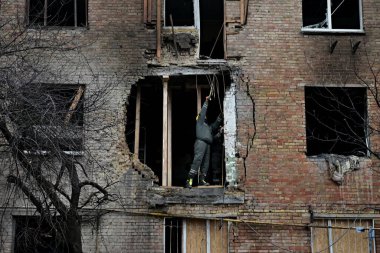 29 Kasım 2025 'te Ukrayna' nın başkenti Kyiv 'de Rus hava saldırısının gerçekleştiği yerde acil durum ekipleri çalışmaktadır..