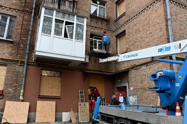 29 Kasım 2025 'te Ukrayna' nın başkenti Kyiv 'de Rus hava saldırısının gerçekleştiği yerde acil durum ekipleri çalışmaktadır..