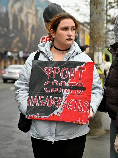 İnsanlar Ukraynalı savaş esirlerini desteklemek için miting sırasında pankart taşıyorlar.
