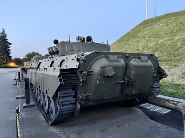 Tank makinası tırtıl üzerinde