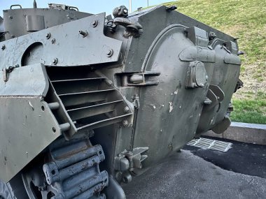 Bir tırtılın üstündeki tank makinesi.