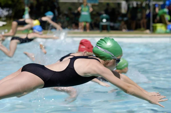 Chica en la carrera de natación gala Fotos de stock libres de derechos