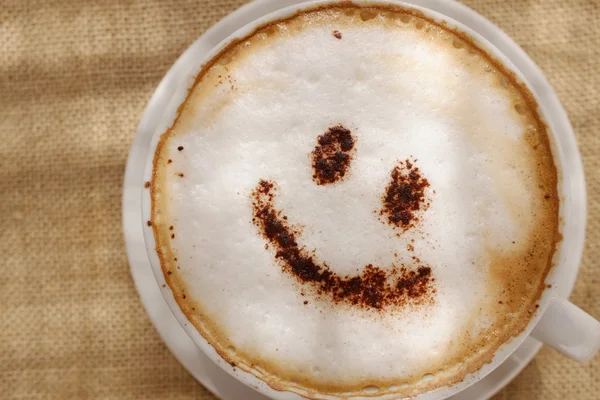 コーヒーのカプチーノの泡や幸せそうな顔に笑みを浮かべてチョコレート — ストック写真