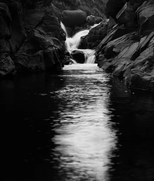 Černá a bílá Drakensburg horský vodopád — Stock fotografie