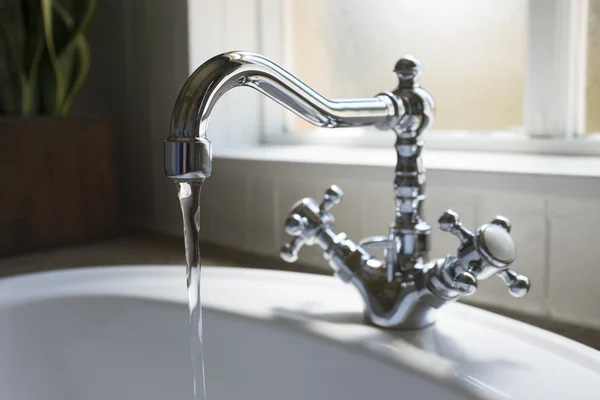 Vecchio bacino del rubinetto dell'acqua retrò nel bagno moderno — Foto Stock