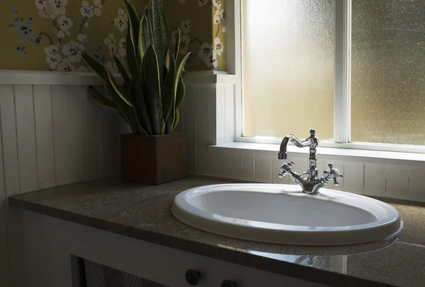 Oude retro water kraan bekken in moderne badkamer — Stockfoto