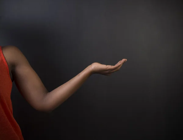 Zuid-Afrikaanse of African American vrouw leraar op krijt zwarte bestuur achtergrond — Stockfoto