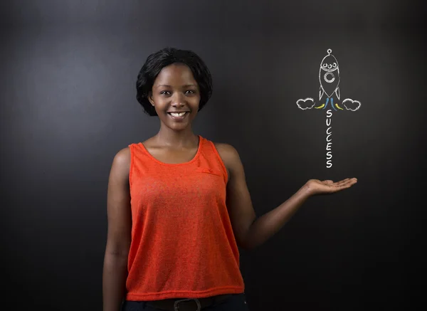Zuid-Afrikaanse of African American vrouw leraar of student bereiken succes in het onderwijs — Stockfoto