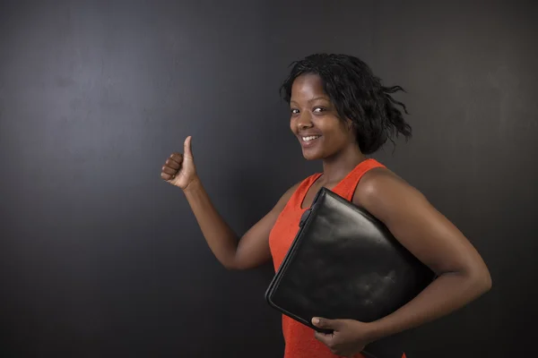 Güney Afrika ya da Afrikalı-Amerikalı kadın öğretmen tebeşir kara tahta arka plan üzerinde — Stok fotoğraf