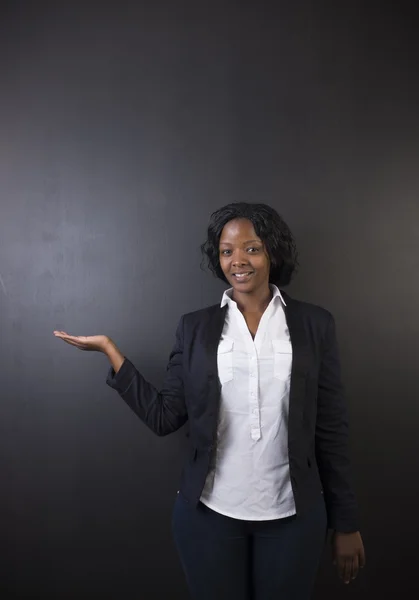 Zuid-Afrikaanse of African American vrouw leraar op krijt zwarte bestuur achtergrond — Stockfoto