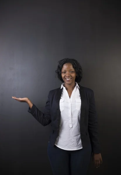 Profesora sudafricana o afroamericana sobre fondo de pizarra negra —  Fotos de Stock