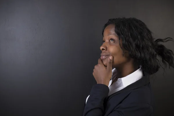 Sul-Africano ou Africano americano mulher professor em giz preto quadro fundo — Fotografia de Stock