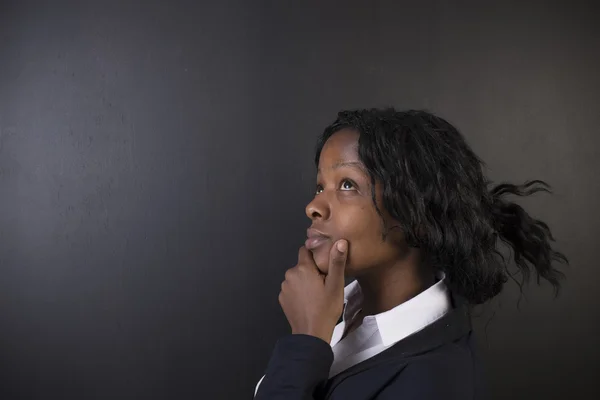 Afrique du Sud ou afro-américaine enseignante sur fond de tableau noir craie — Photo