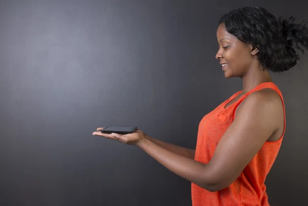 Mujer sudafricana o afroamericana maestra o estudiante sosteniendo tableta —  Fotos de Stock