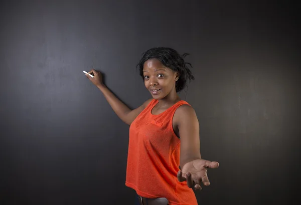 Νότια αφρικανική ή αφροαμερικάνων γυναίκα δάσκαλος ή μαθητής εγγράφως στο blackboard — Φωτογραφία Αρχείου