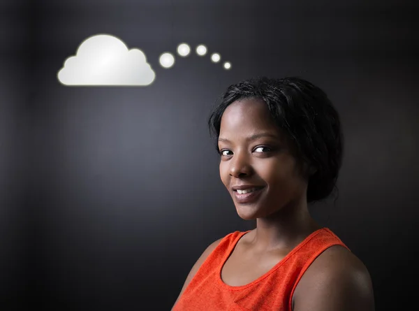Mujer sudafricana o afroamericana profesora o estudiante pensando en la nube — Foto de Stock