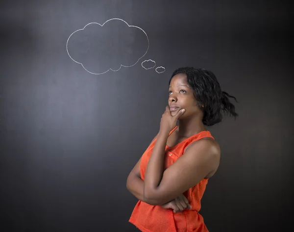 Afrique du Sud ou afro-américaine enseignante ou étudiante pensant avec des nuages de pensée — Photo