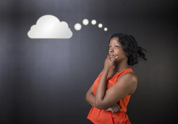 Sudafrica o afro-americano donna insegnante o studente pensando nube — Foto Stock