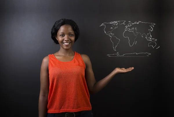 Mujer sudafricana o afroamericana profesora o estudiante con mapa geográfico mundial tiza en el fondo — Foto de Stock