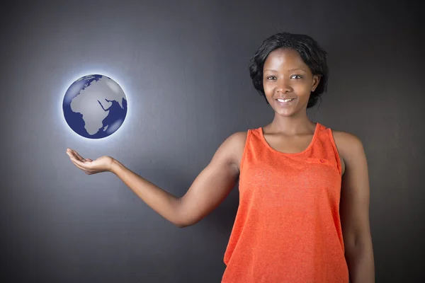 Mujer sudafricana o afroamericana maestra o estudiante sosteniendo el globo terráqueo mundial — Foto de Stock