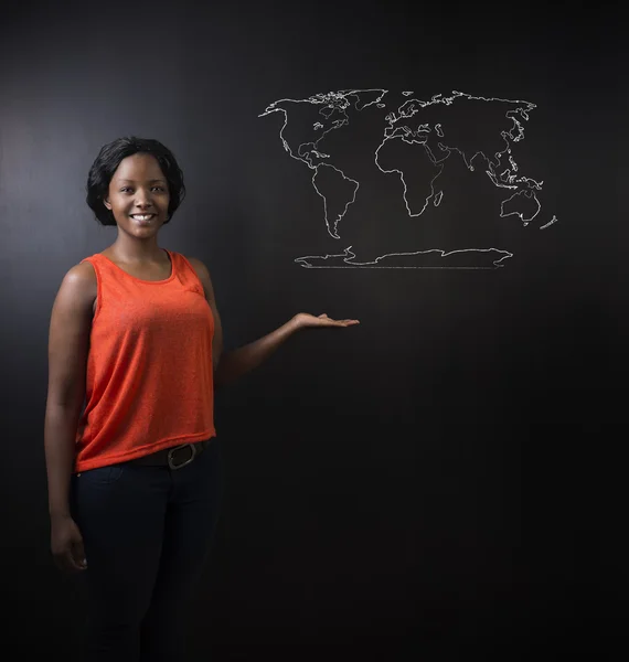 Mujer sudafricana o afroamericana profesora o estudiante con mapa geográfico mundial tiza en el fondo —  Fotos de Stock