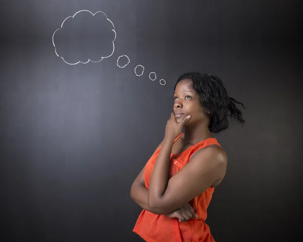 Mujer sudafricana o afroamericana profesora o estudiante pensando en la nube — Foto de Stock