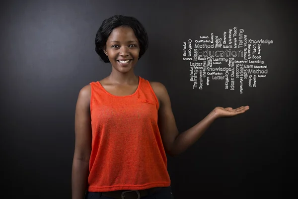 Güney Afrika ya da Afrikalı-Amerikalı kadın öğretmen ya da öğrenci blackboard eğitim diyagramına dayalı — Stok fotoğraf