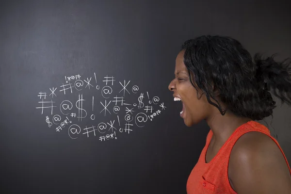 Zuid-Afrikaanse of African American vrouw leraar of student tegen schoolbord vloeken — Stockfoto