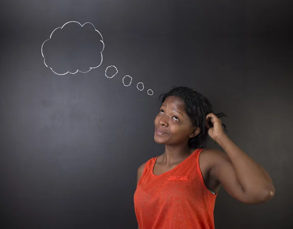 Mujer sudafricana o afroamericana profesora o estudiante pensando en la nube —  Fotos de Stock