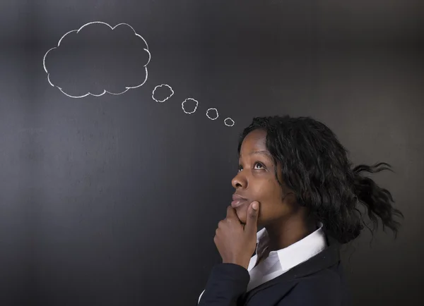 Sudafrica o afro-americano donna insegnante o studente pensando nube — Foto Stock