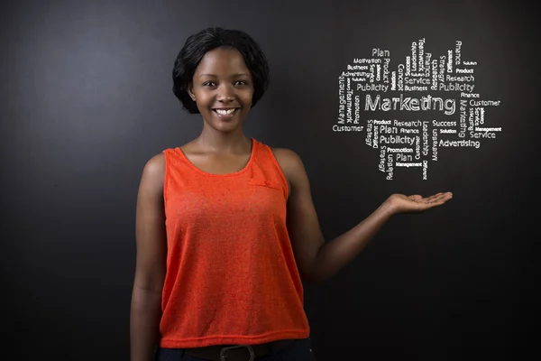 Южноафриканская или афроамериканская учительница или студентка против диаграммы маркетинга доски — стоковое фото