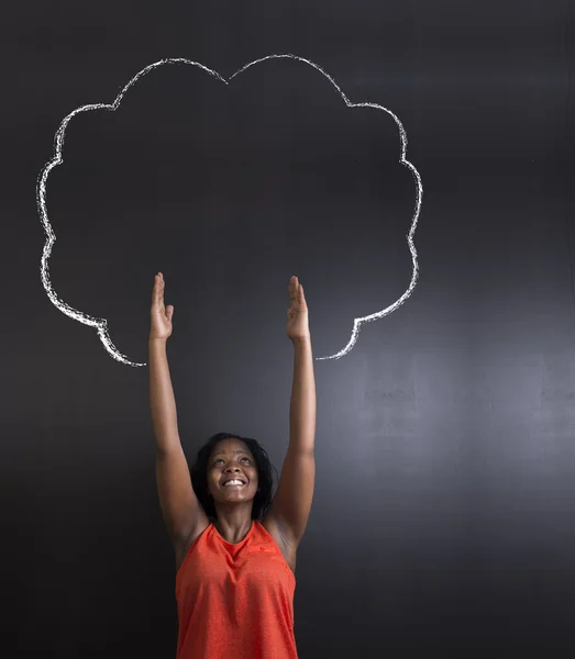 Güney Afrika ya da Afrikalı-Amerikalı kadın öğretmen ya da gökyüzü tebeşir ağaç yazı tahtası kavramı için ulaşan öğrenci — Stok fotoğraf