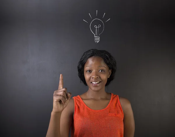 Güney Afrika ya da Afrikalı-Amerikalı kadın öğretmen ya da öğrenci parlak fikir ampul — Stok fotoğraf