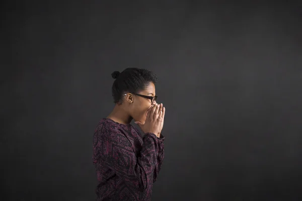 Mulher africana gritando ou gritando no fundo do quadro negro — Fotografia de Stock