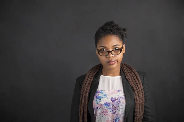 Sudafrica o afro-americano insegnante donna o studente su sfondo lavagna gesso nero — Foto Stock