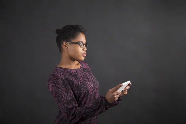 Mujer africana con tableta sobre fondo pizarra — Foto de Stock