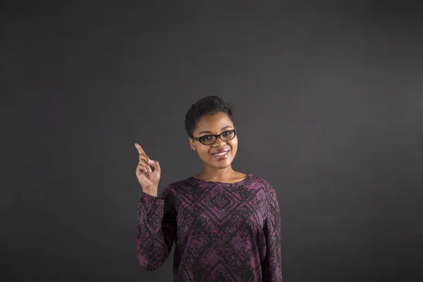 Mulher africana boa ideia no fundo blackboard — Fotografia de Stock