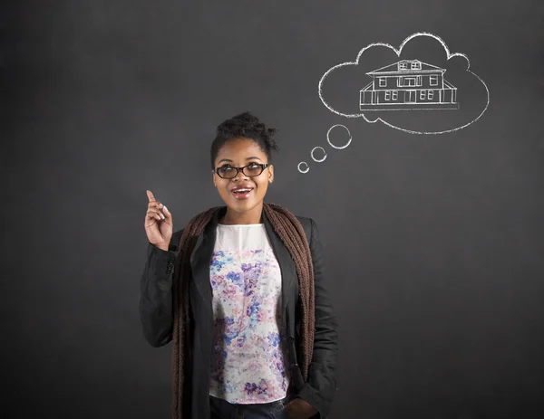 Afrikaanse vrouw goed idee droomhuis op blackboard achtergrond — Stockfoto