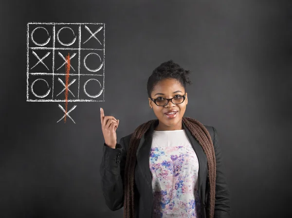 Afrikanische Frau gute Idee Tic Tac Toe auf Tafel Hintergrund — Stockfoto