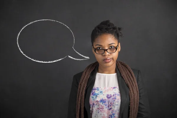 Mujer afroamericana que piensa o habla burbuja en el fondo de pizarra negra — Foto de Stock