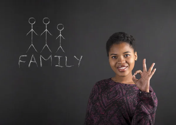 Afrikanerin mit perfektem Handzeichen mit Familiendiagramm auf Tafel-Hintergrund — Stockfoto