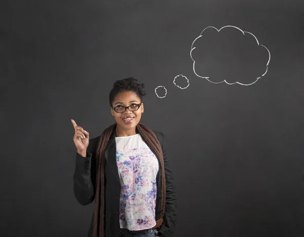 Mujer africana buena idea pensamiento nubes sobre fondo pizarra Imagen de archivo