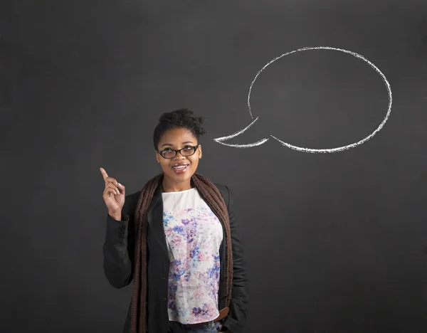 Afrikaanse vrouw goed idee en toespraak bubble op blackboard achtergrond — Stockfoto