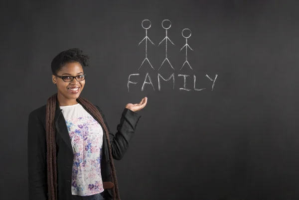 Africano mulher segurando mão para fora com diagrama de família no fundo blackboard — Fotografia de Stock